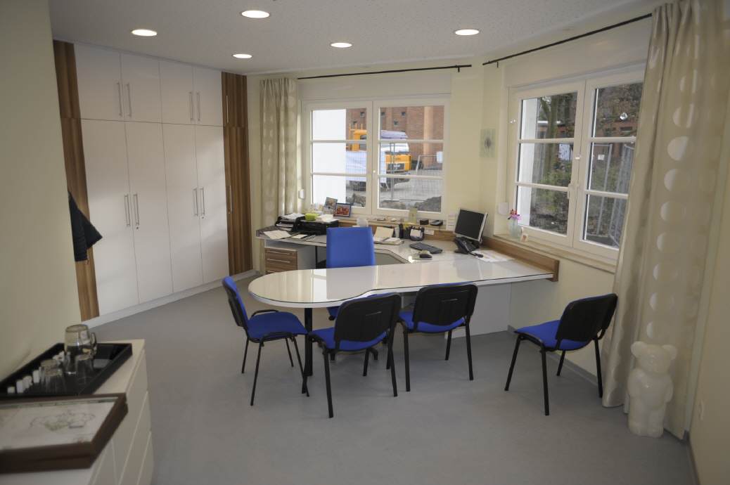 Schreibtisch mit Ansatz f&uuml;r kleine Besprechnungen