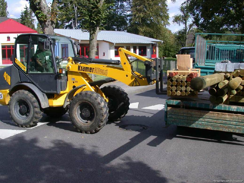 Abladen der Spielger&auml;te mit Radlader