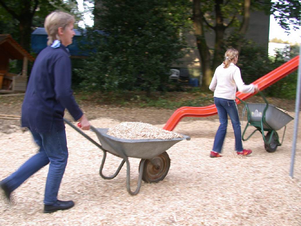 Einbringen von &ouml;cocolor-Spielplatzbelag