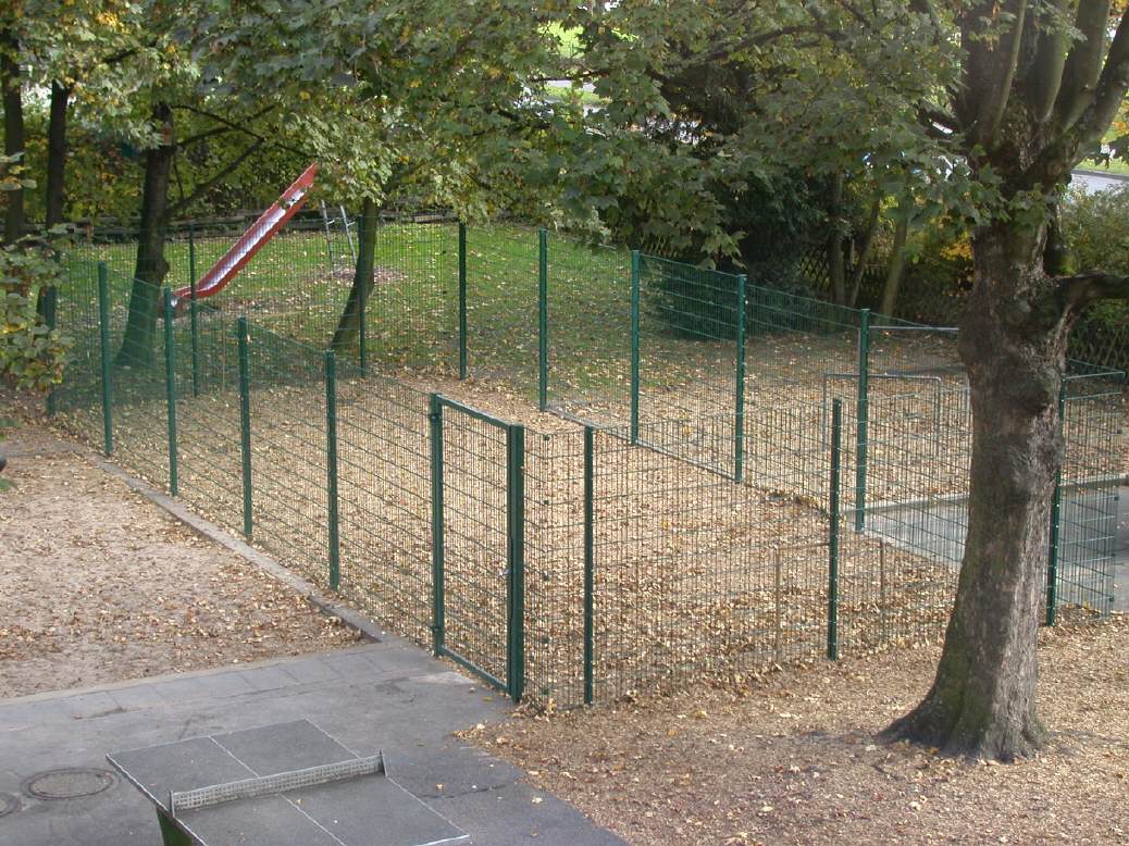 eingez&auml;unter Bolzplatz