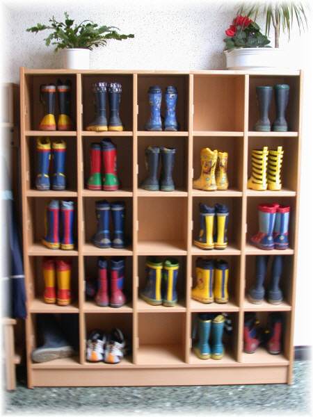 Stiefelregal f&uuml;r die "eigene Ordnung der Kinder"