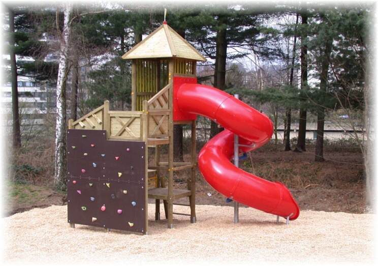 gro&szlig;er Stufenturm mit &ouml;cocolor-Spielplatzbelag